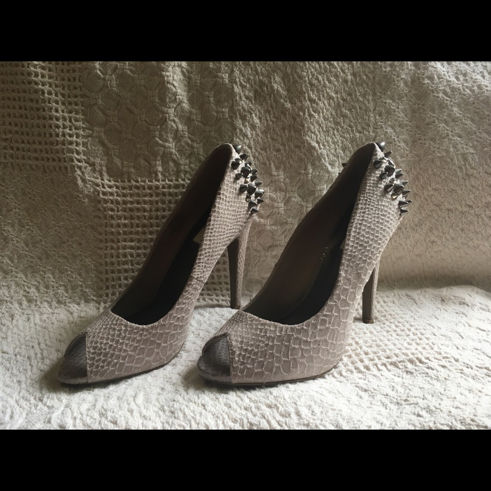 Simply Vera Wang open toe pump